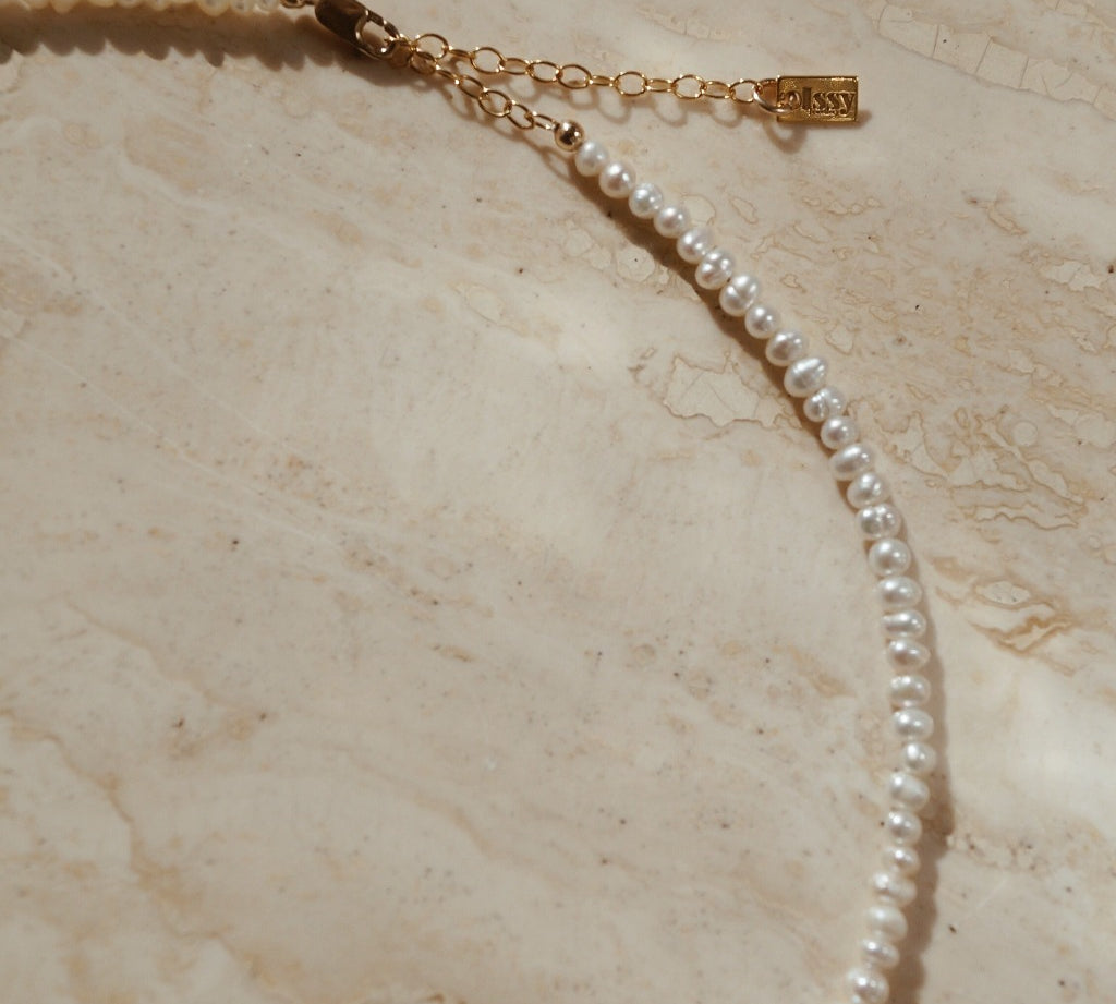 Hoogwaardige parel ketting met gouden afwerkingen. Bruidssieraad. 