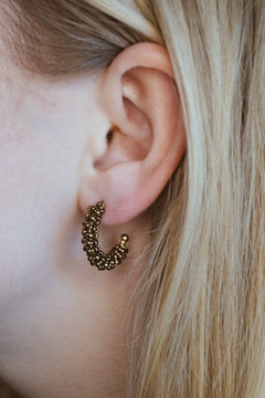Mini hoops. Witte sieraden. Bruine oorbellen. Subtiel sieraad.