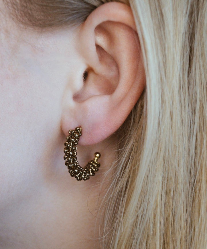 Mini hoops. Witte sieraden. Bruine oorbellen. Subtiel sieraad.