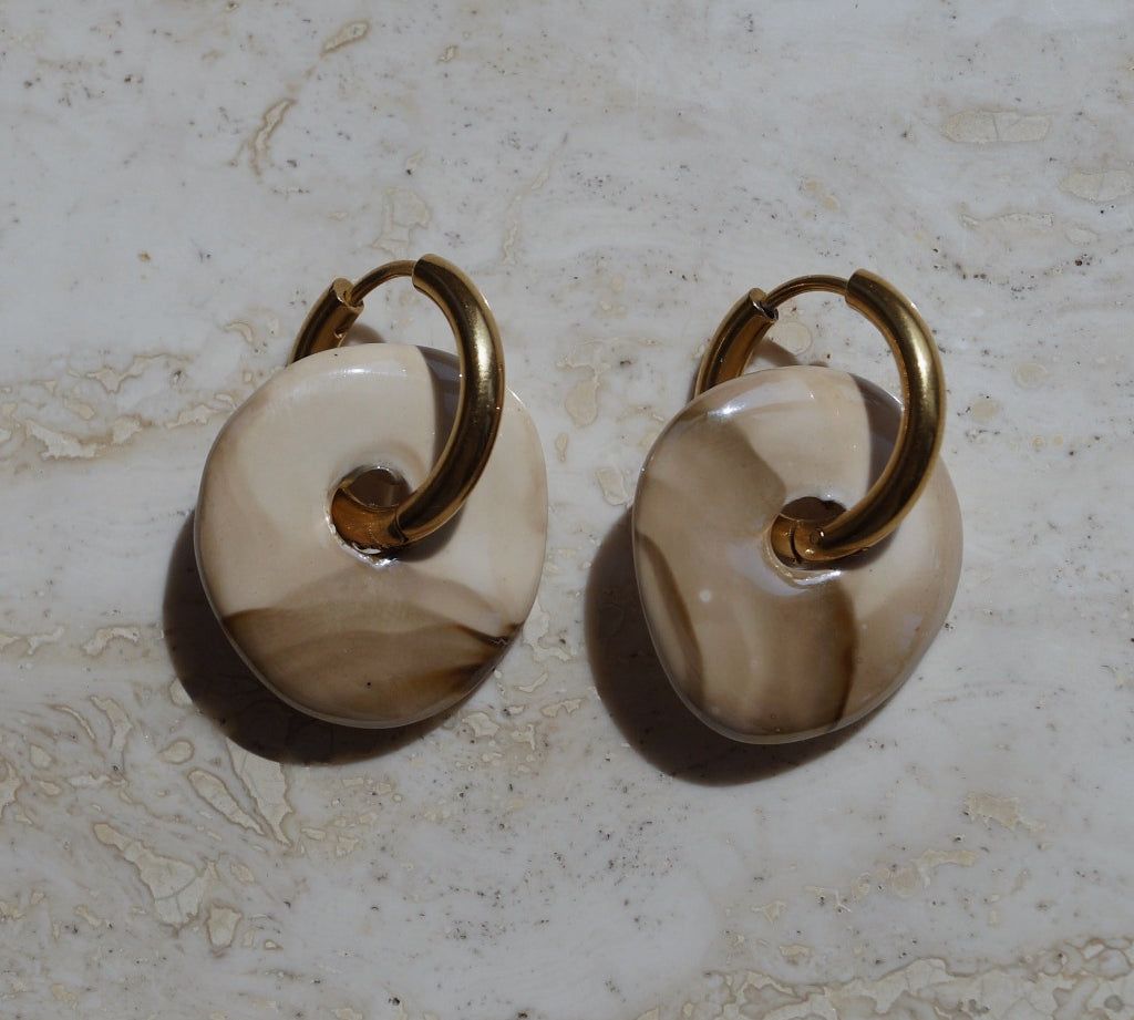 Stone Earrings. Oorbellen met een hanger. Beige en bruin tinten oorbellen. Statement oorbellen.