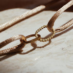 Champagne kleurige ketting, bloemetjes ketting, ketting met bloem