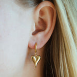 Gouden hartjes oorbellen. Stainless steel oorbellen. Gouden hartjes hangers.