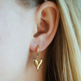 Gouden hartjes oorbellen. Stainless steel oorbellen. Gouden hartjes hangers.