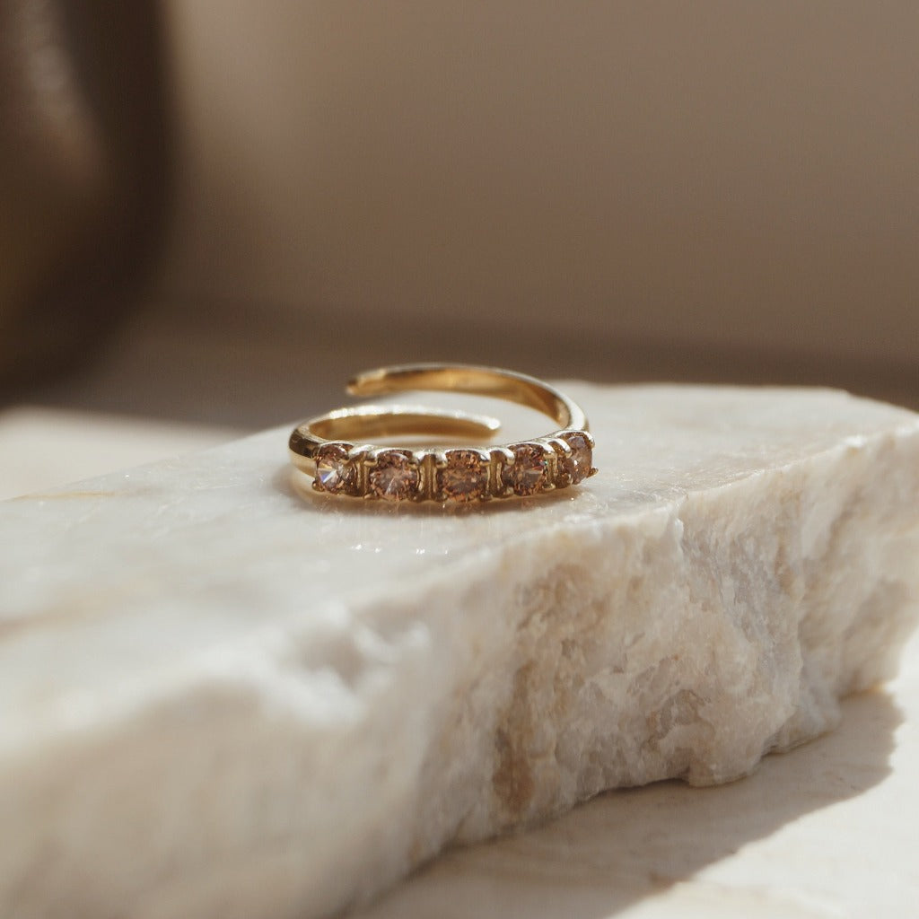 Stone Ring. Subtiele ring. Ring met steentjes. Klassieke ring. 