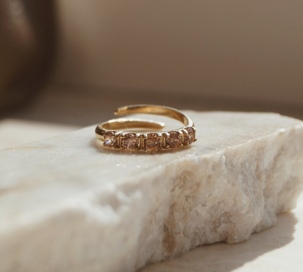 Stone Ring. Subtiele ring. Ring met steentjes. Klassieke ring. 