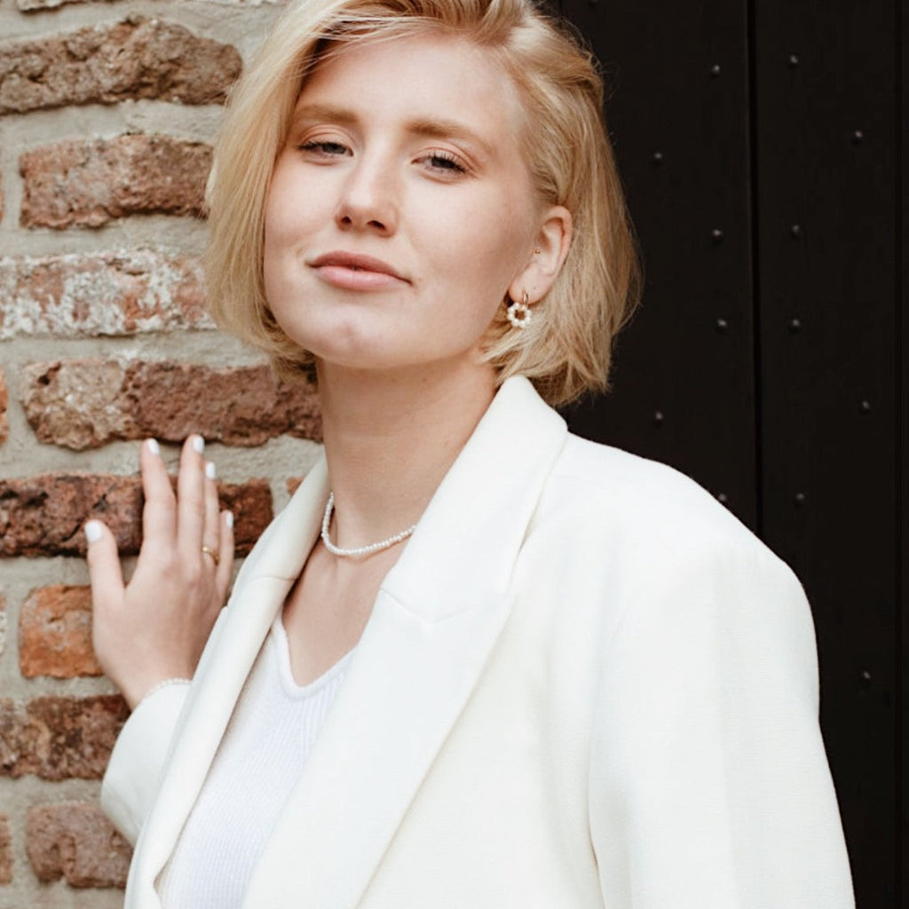 Parel oorbellen. Hoogwaardige oorbellen. Klassieke oorbellen. Hanger oorbellen. Subtiele oorbellen. Subtiel sieraad. Luxe uitstraling.