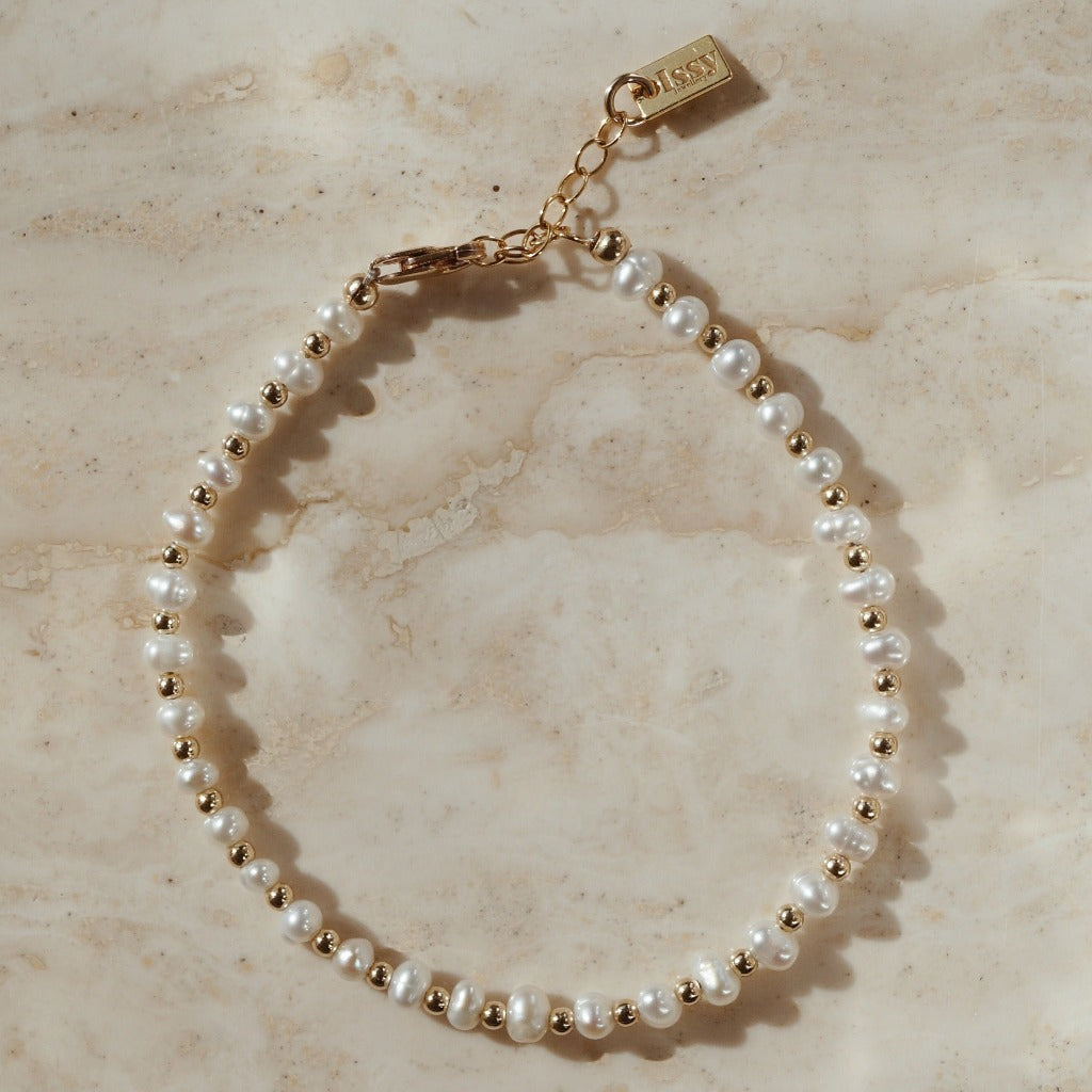Gouden armband met hoogwaardige parels. Chique uitstraling. Bruidssieraad.  