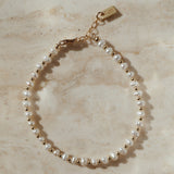 Gouden armband met hoogwaardige parels. Chique uitstraling. Bruidssieraad.  
