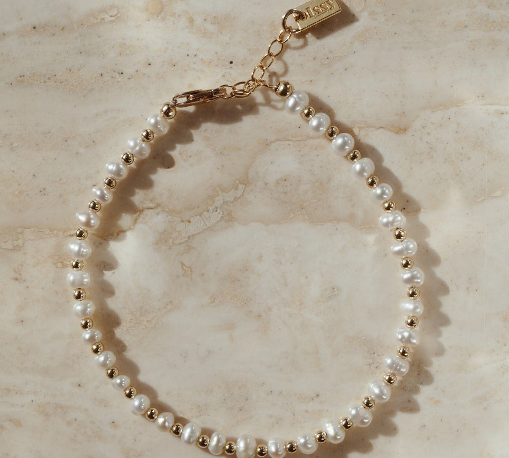 Gouden armband met hoogwaardige parels. Chique uitstraling. Bruidssieraad.  