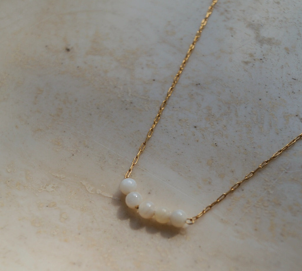 Parel ketting. Wit met gouden ketting. Subtiele ketting. Klassiek sieraad. 