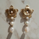 Statement bloem oorbellen, Gedurfde bloemen oorsieraden, Opvallende bloemenmotief oorbellen, Elegante statement oorringen met bloemen, Bloemdesign oorhangers met impact, Chique statement bloemen oorbellen, Verfijnde oorsieraden met opvallende bloemen, Opvallende bloemen oorbellen met stijl, Bloemvormige oorjuwelen als statement, Gedurfde bloemige statement oorsieraden