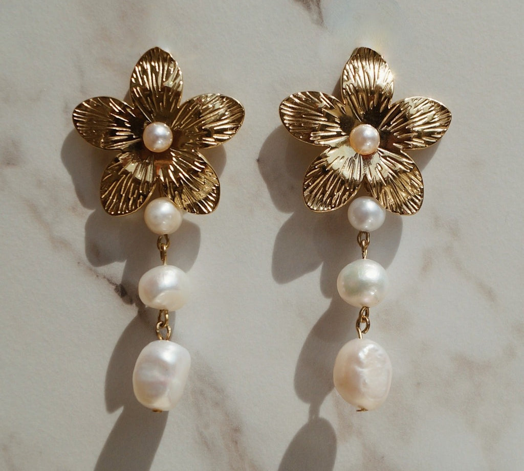 Statement bloem oorbellen, Gedurfde bloemen oorsieraden, Opvallende bloemenmotief oorbellen, Elegante statement oorringen met bloemen, Bloemdesign oorhangers met impact, Chique statement bloemen oorbellen, Verfijnde oorsieraden met opvallende bloemen, Opvallende bloemen oorbellen met stijl, Bloemvormige oorjuwelen als statement, Gedurfde bloemige statement oorsieraden