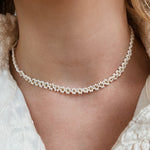 Wit goud ketting met bloemaccent, Sierlijke bloemen halsjuweel, Chique ketting met witte gouden bloemen, Ketting met verfijnde bloemmotieven, Bloemige ketting in wit goud, Elegante ketting met gouden bloemetjes