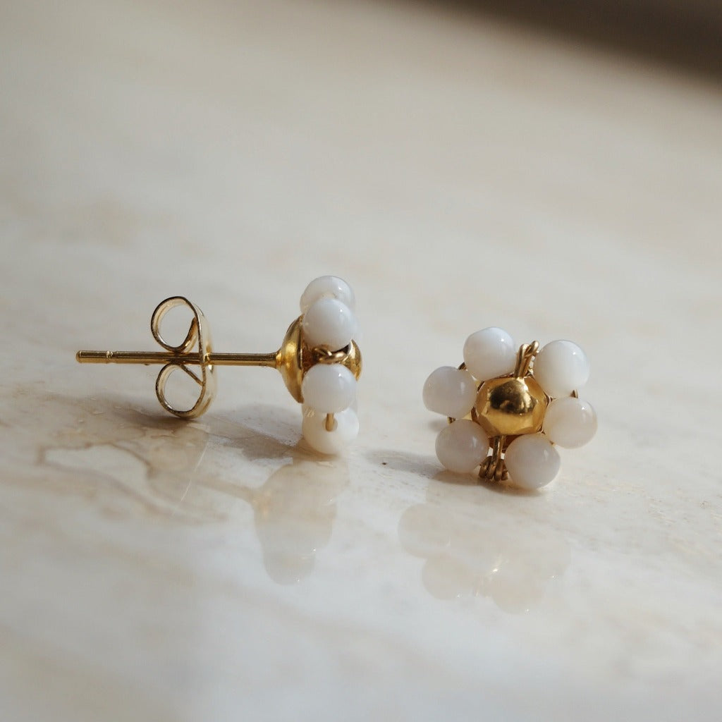 Vivé Flower Studs. Bloemetjes oorbellen. Witte oorbellen. Subtiele studs. Klassiek sieraad.
