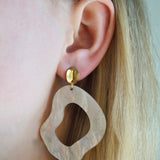 Abstracte oorbellen met witte hanger, goud knopje van stainless steel