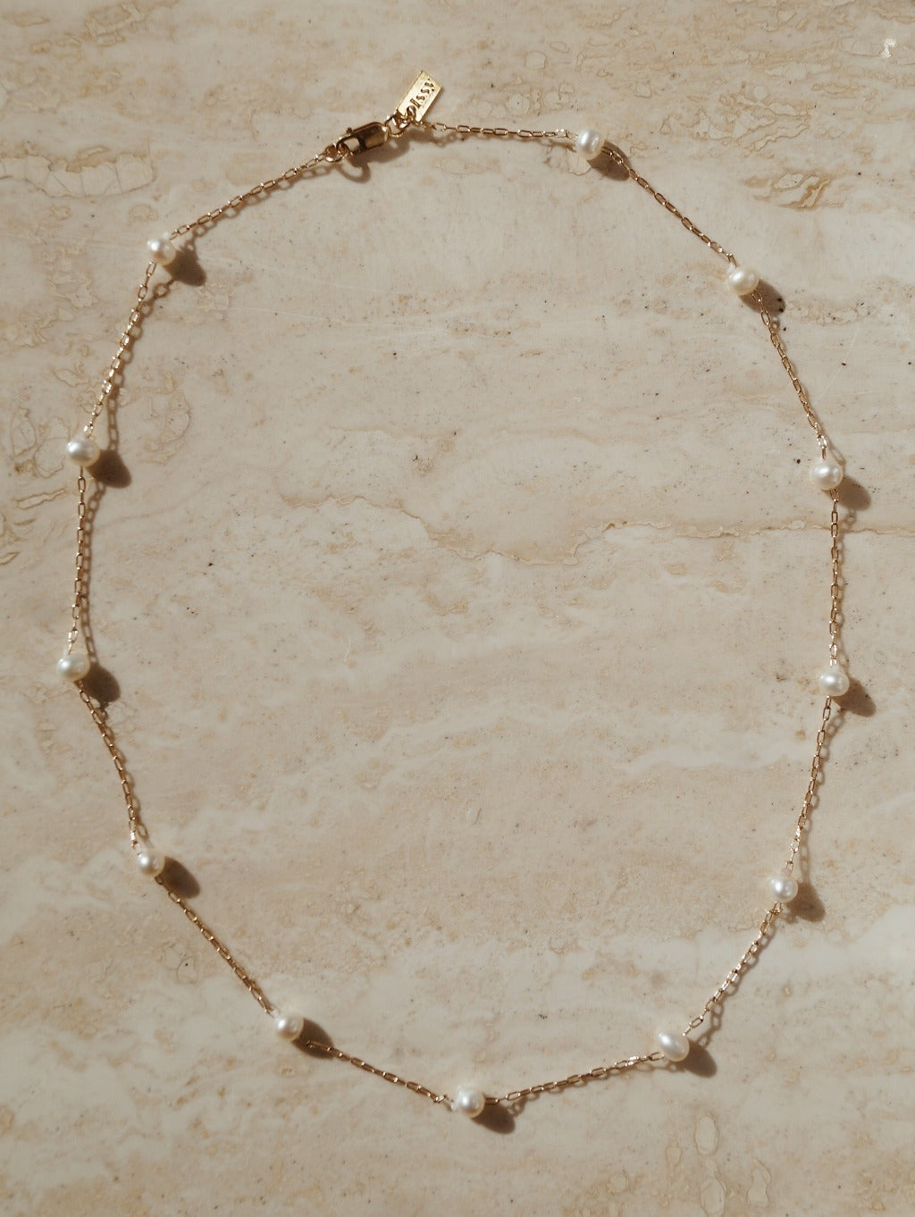 Parel ketting. Hoogwaardige ketting. Bruidssieraad. Gouden sieraad. Subtiel sieraad. Chique