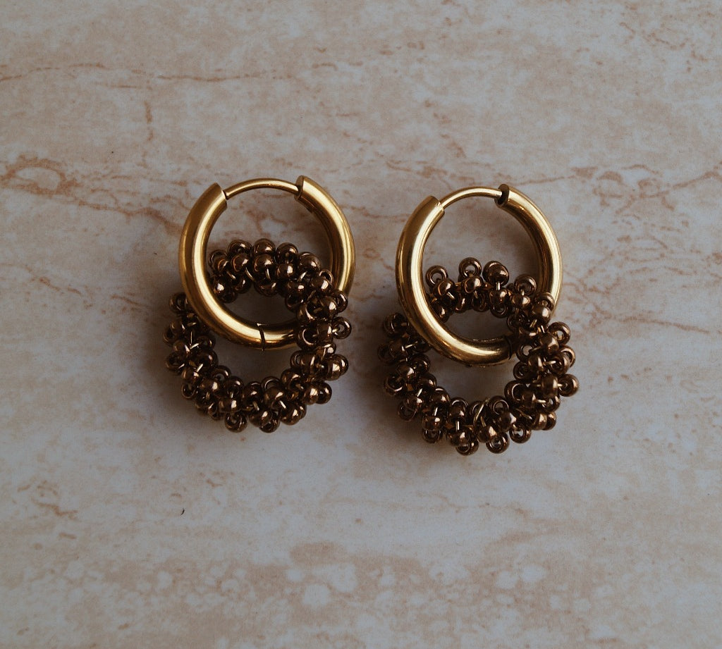 Oorbellen met een cirkel hanger van bruin en bronze miyuki rocailles.