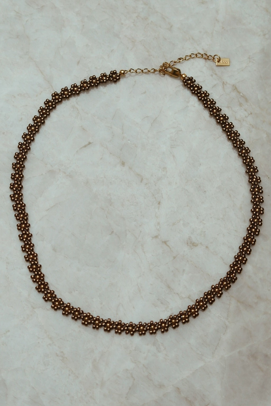 Handgemaakte stainless steel bloementjes ketting van hoge kwaliteit miyuki rocailles in de kleur bruin.