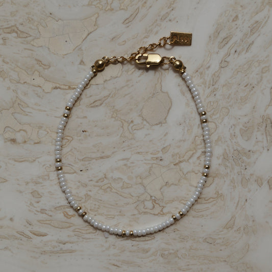 Armbandje goud en wit design, Witte kralen armband met gouden accenten