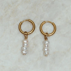 Pearly Gold Earrings. Subtiele oorbellen. Parel oorbellen. Gouden oorbellen. Klassieke oorbellen. 