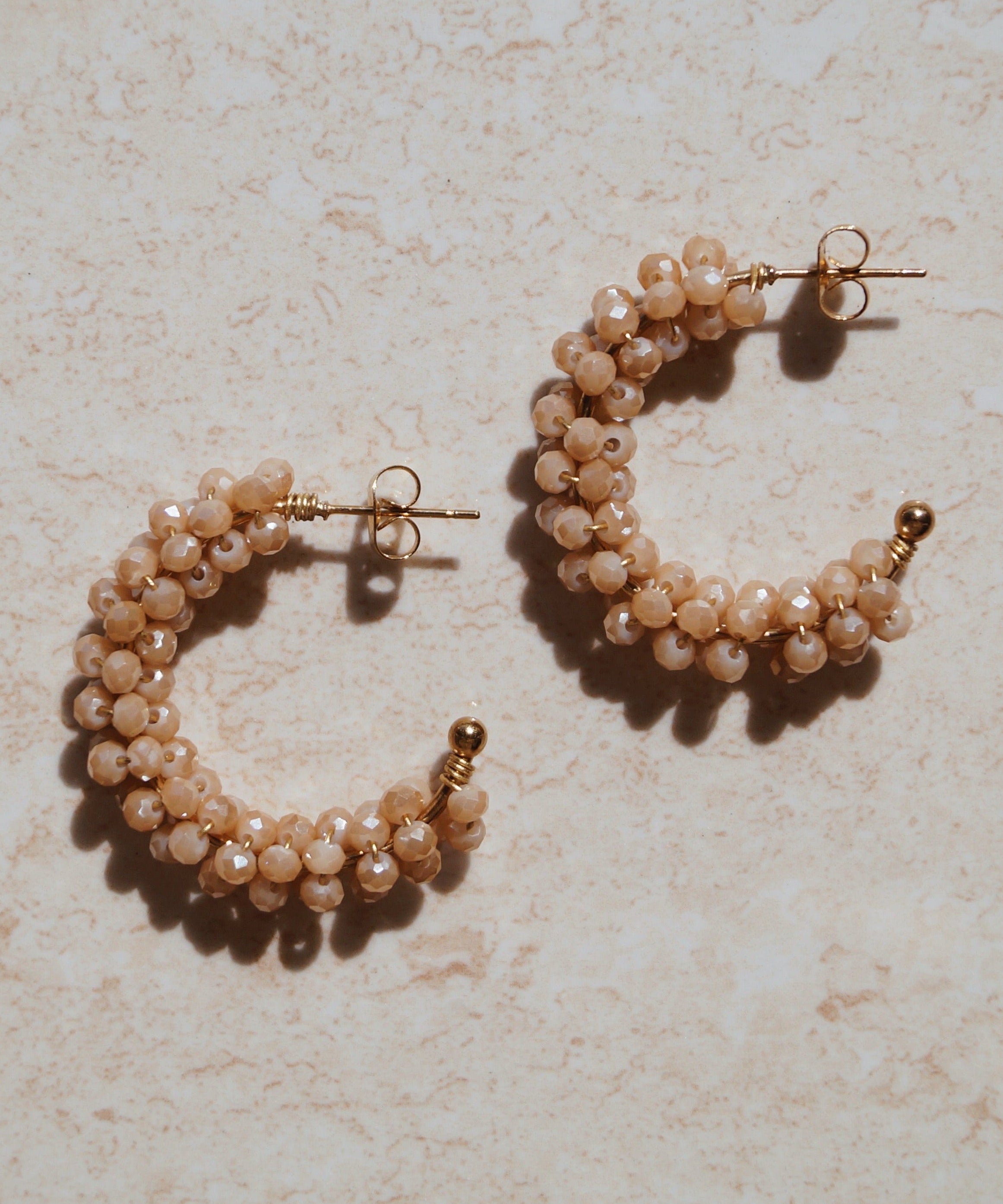 Perfect hoops. Hoops oorbellen. Beige oorbellen. Statement oorbellen. Klassieke oorbellen.