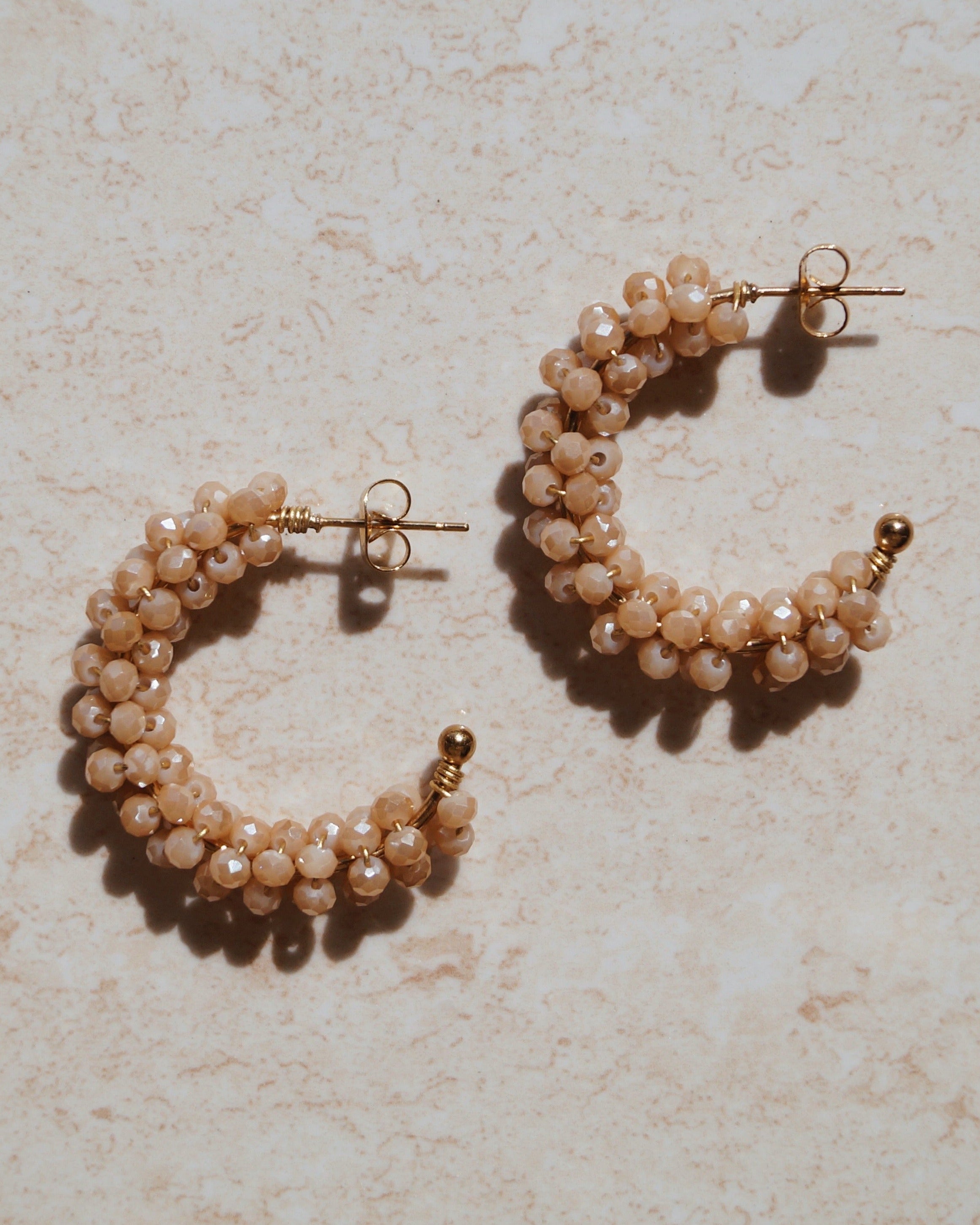 Perfect hoops. Hoops oorbellen. Beige oorbellen. Statement oorbellen. Klassieke oorbellen.