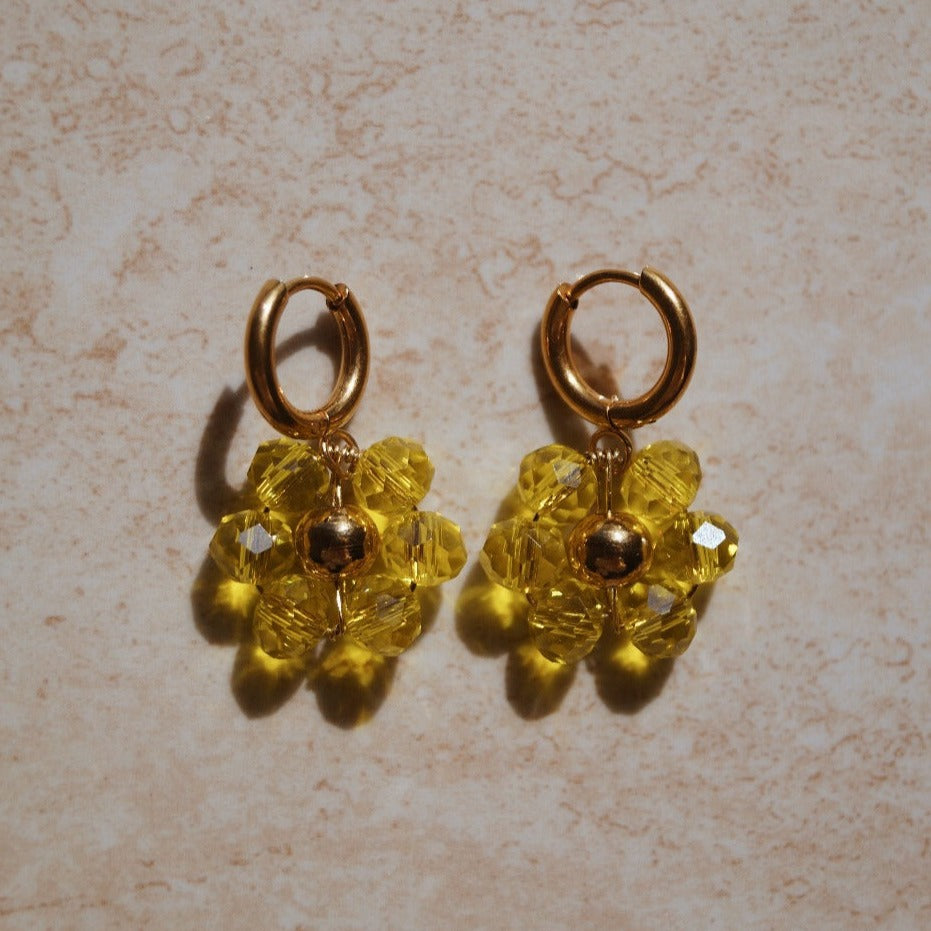 Gele bloem oorbellen, Chique gele bloemen oorbellen, Gele oorbellen met bloemdetails, Sierlijke bloemen oorhangers in zachte kleur