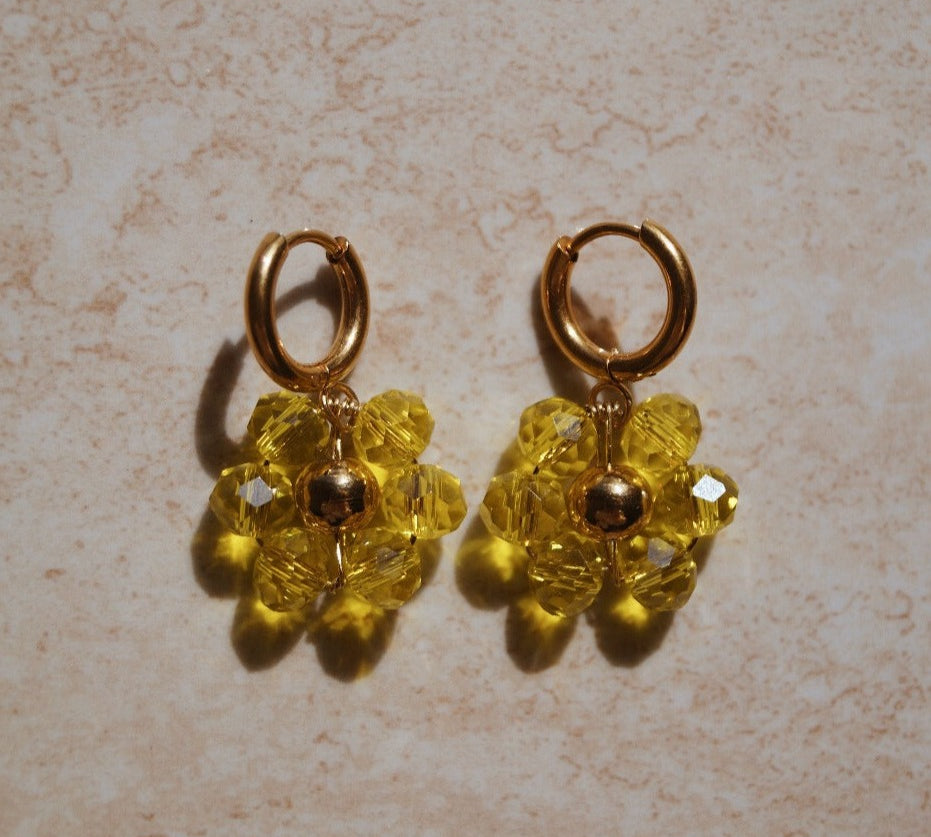 Gele bloem oorbellen, Chique gele bloemen oorbellen, Gele oorbellen met bloemdetails, Sierlijke bloemen oorhangers in zachte kleur