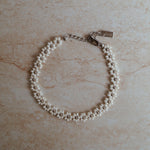 Luxe bloemen armband met gouden accenten, Stijlvolle witte gouden bloemen armband, Gouden armband met elegante bloemetjes, Wit goud armband met bloemaccent, Chique armband met witte gouden bloemen, Armband met verfijnde bloemmotieven