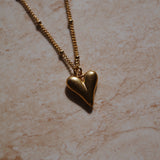 Gouden ketting met hartje. Stainless steel hartje. Subtiele ketting met statement hartje.