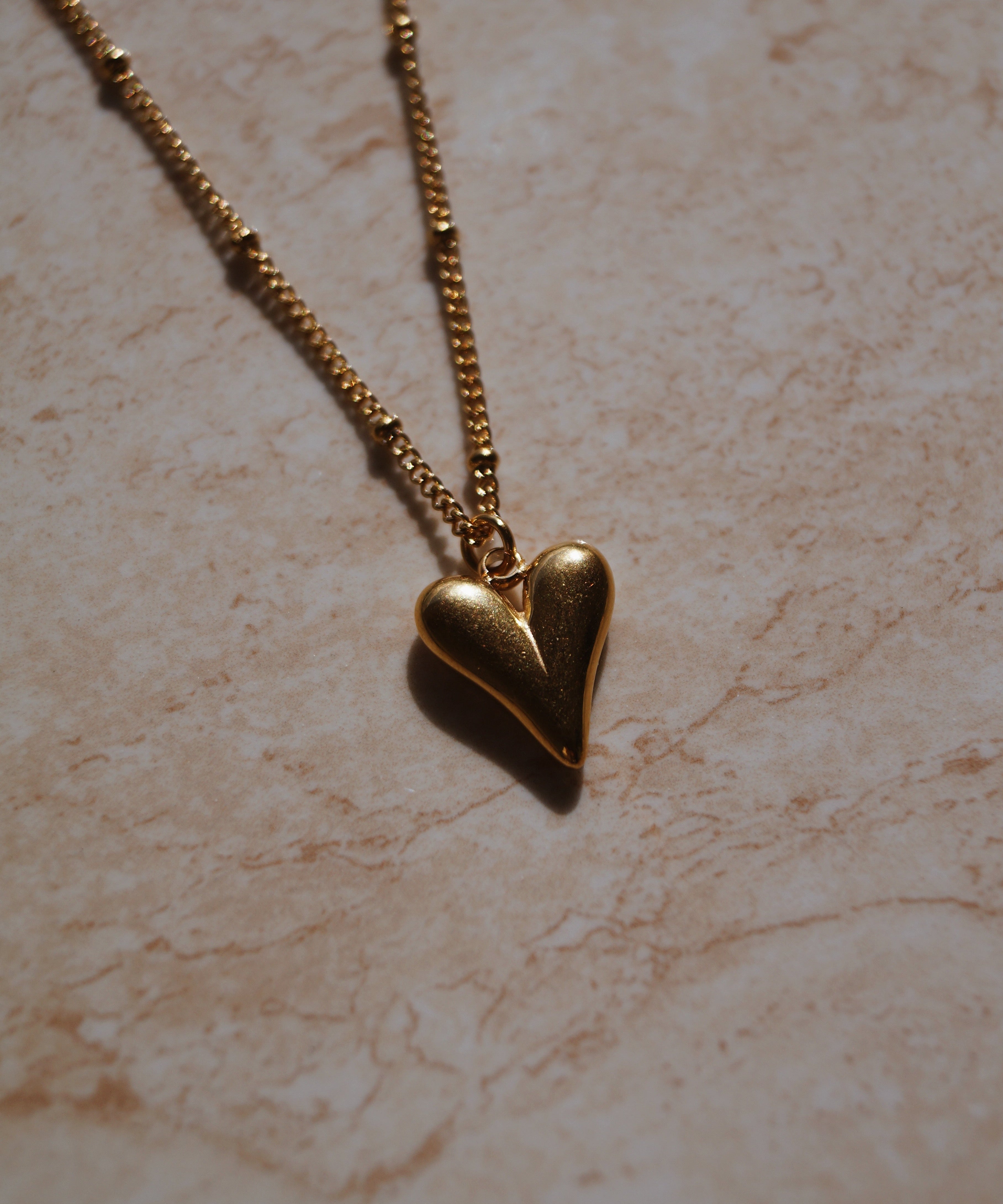 Gouden ketting met hartje. Stainless steel hartje. Subtiele ketting met statement hartje.
