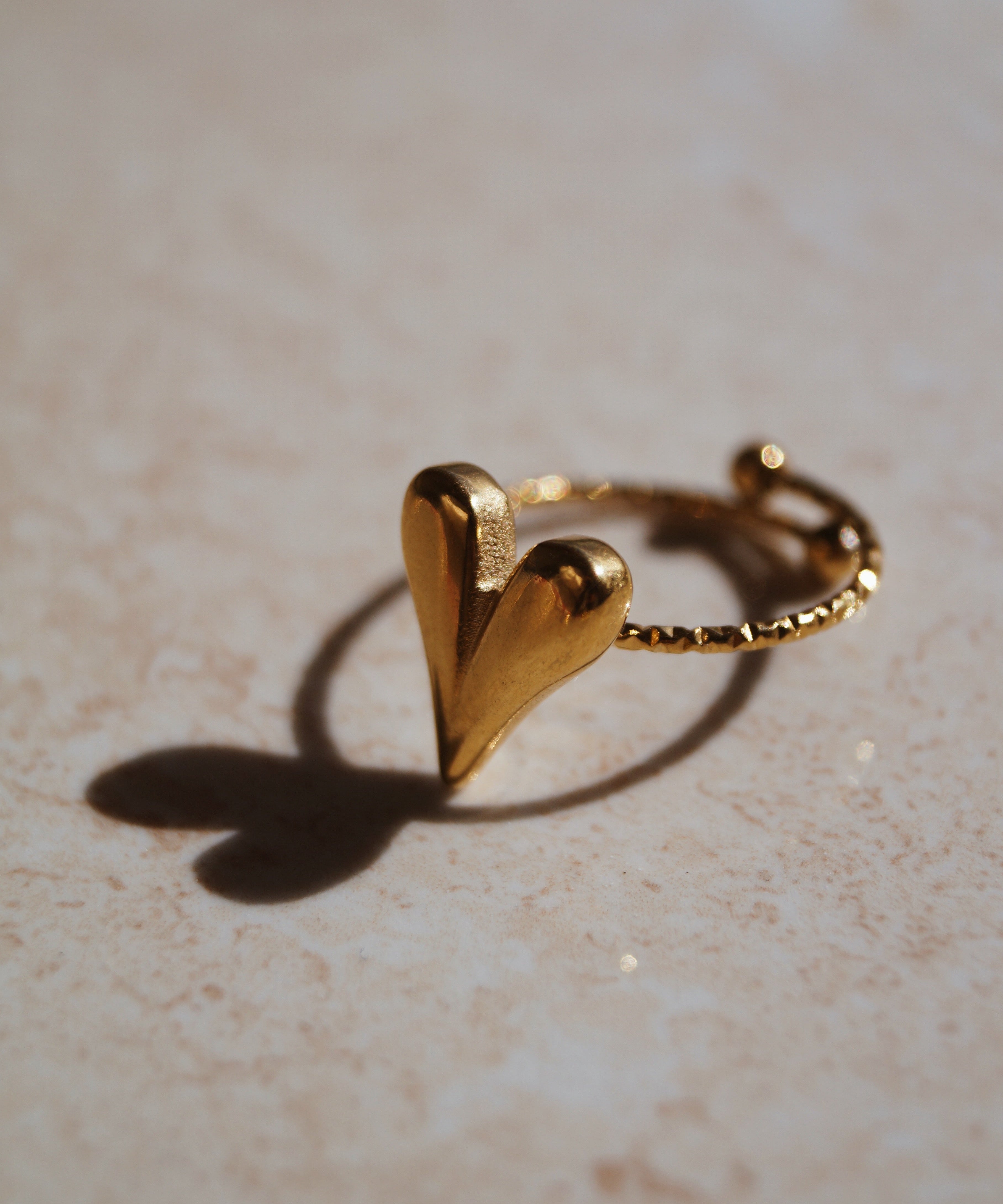 Ring met goud hartje. Subtiele ring met statement hartje. Stainless steel hartjes ring. 