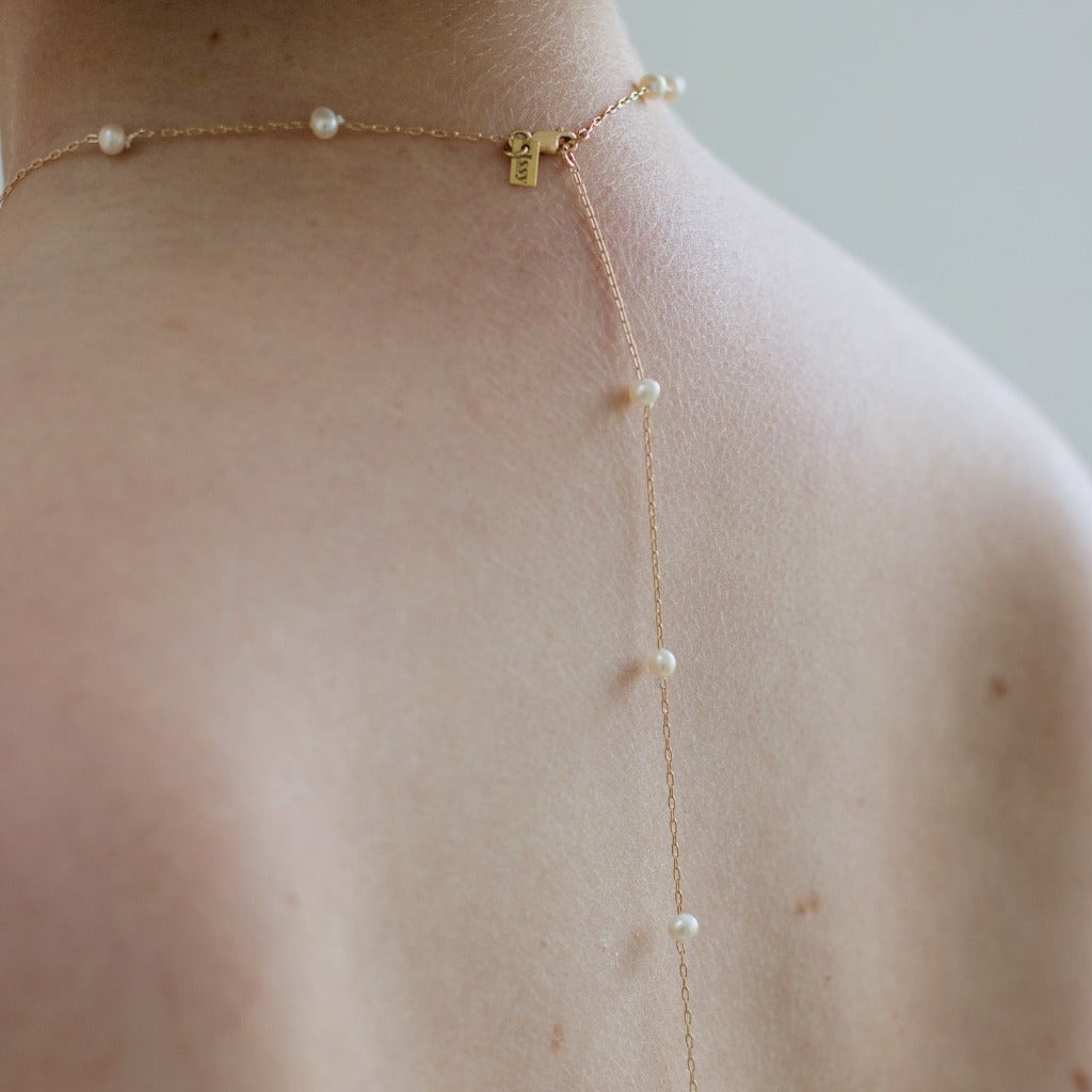 Back necklace. Parelketting. Bruidssieraad. ISSY. Subtiel sieraad. Chique