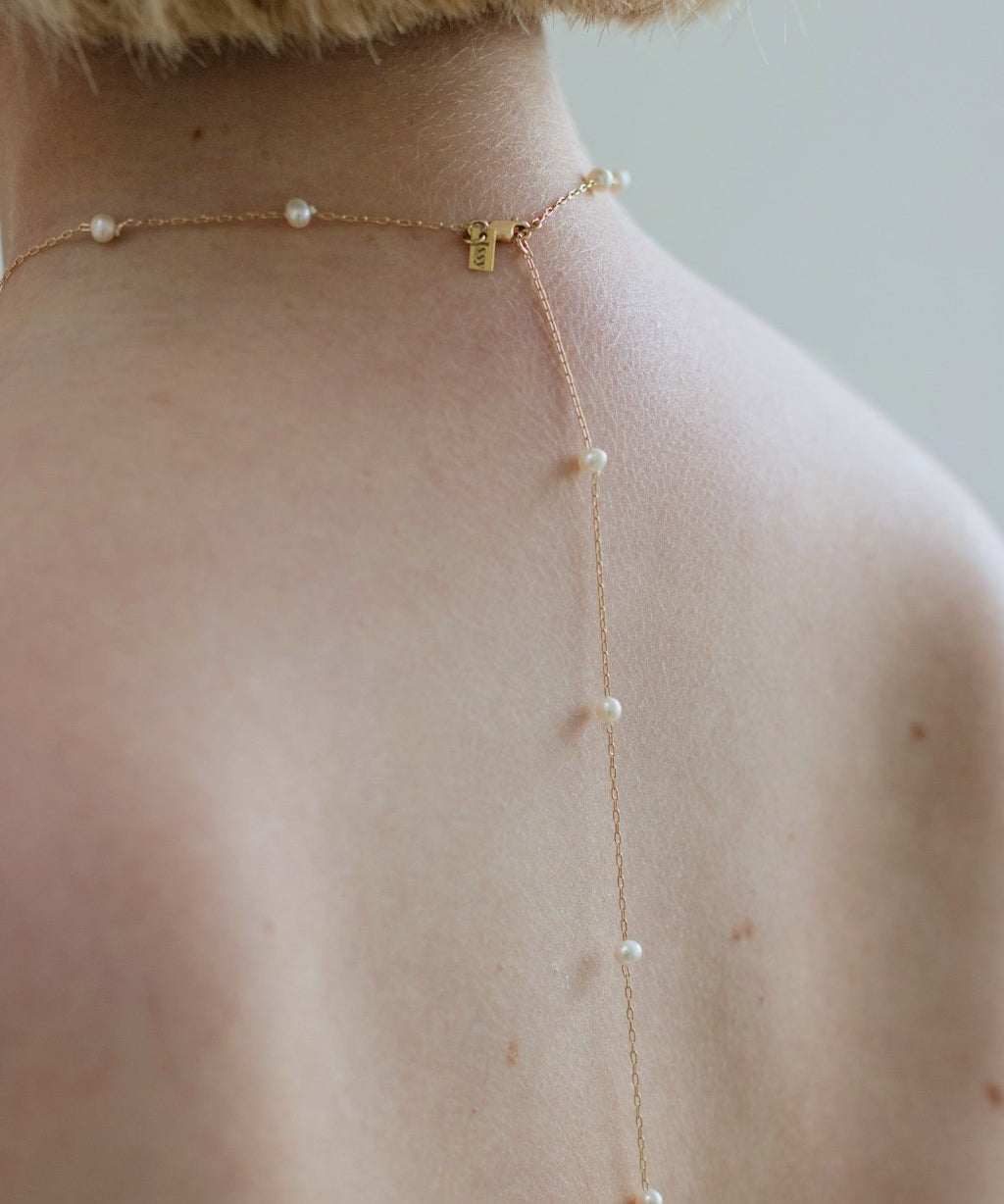 Back necklace. Parelketting. Bruidssieraad. ISSY. Subtiel sieraad. Chique