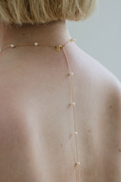 Back necklace. Parelketting. Bruidssieraad. ISSY. Subtiel sieraad. Chique