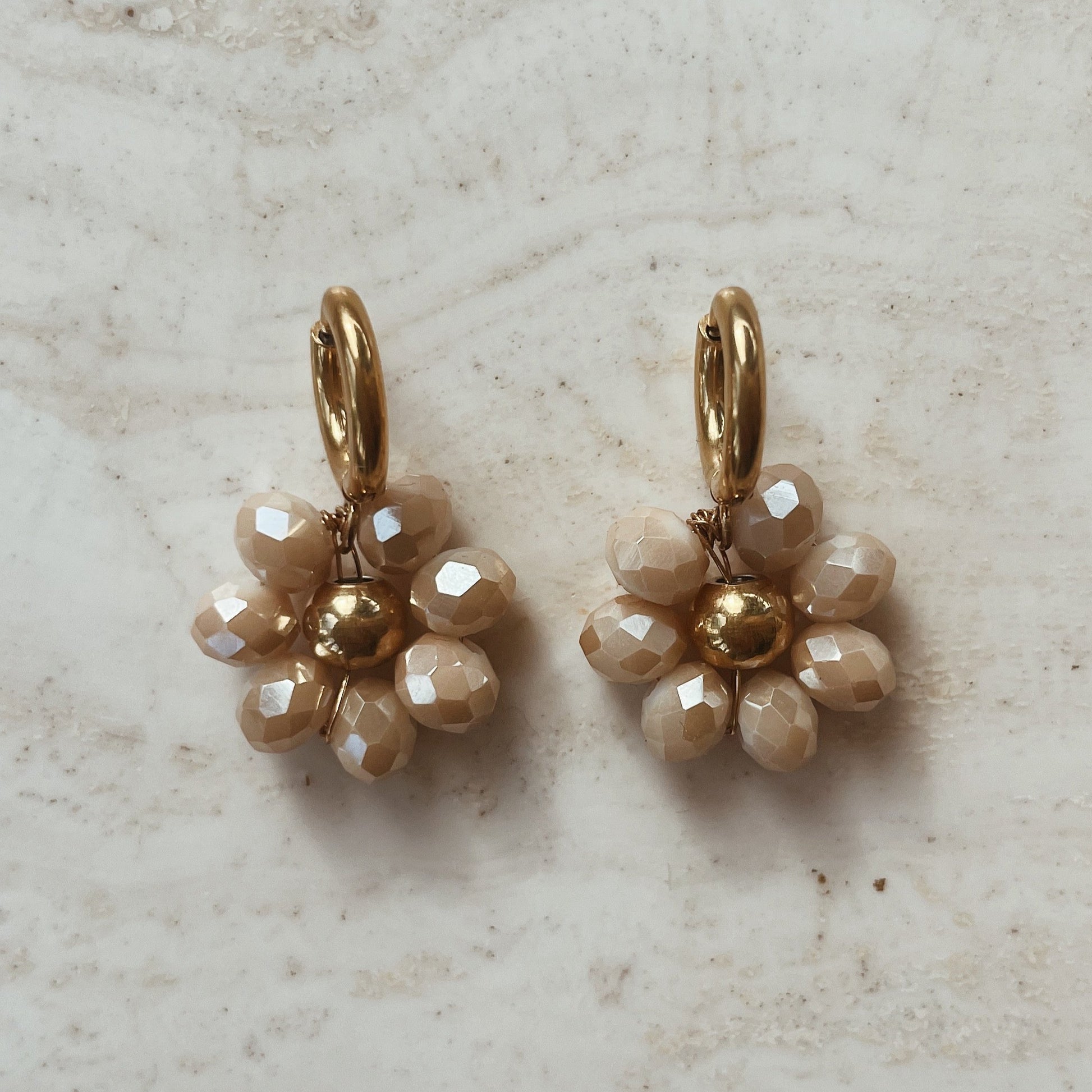 Beige bloem oorbellen, Chique beige bloemen oorbellen, Beige oorbellen met bloemdetails, Sierlijke bloemen oorhangers in zachte kleur
