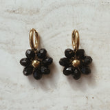Zwarte bloem oorbellen, Zwartkleurige bloem oorbellen, Zwarte oorringen met elegante bloemen, Zwartkleurige oorbellen met bloemdetails