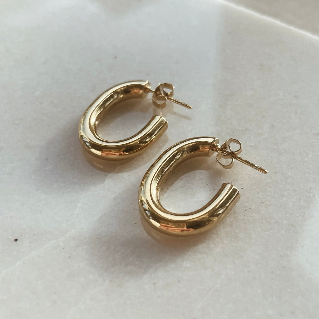 Klassieke gouden oorstekers, Gouden oorbellen met tijdloos design, Elegante gouden oorsieraden