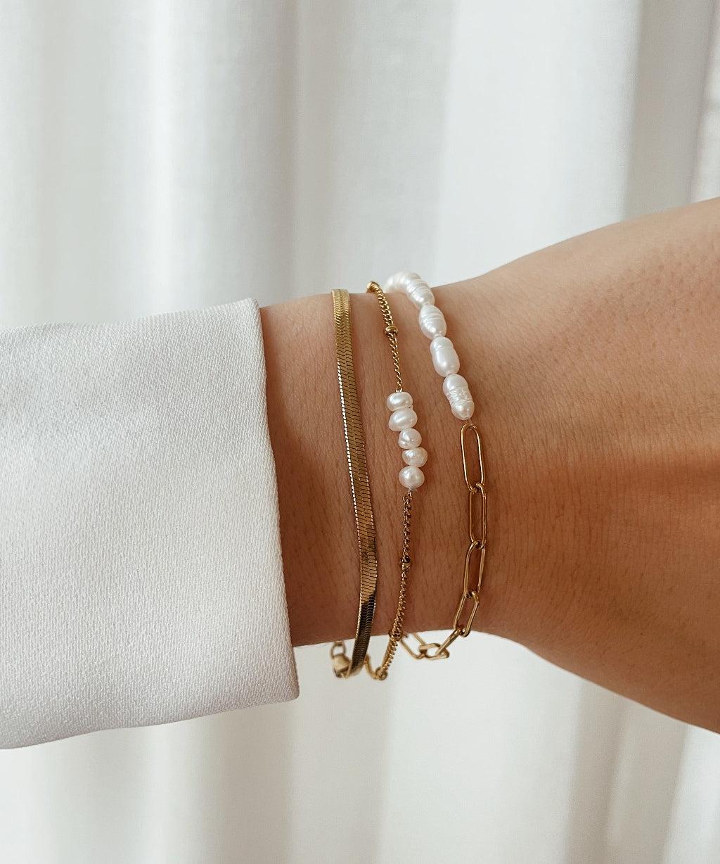 Klassiek sieraad in goud, Klassieke gouden armbandstijl, Gouden armband met tijdloze elegantie, Stijlvolle klassieke gouden accessoire, Gouden polsband met klassiek design, Gouden klassieke sieradenstuk, Klassiek gouden armbandontwerp, Tijdloze gouden armjuweel, Traditionele gouden polsaccessoire, Klassiek gouden armbandontwerp