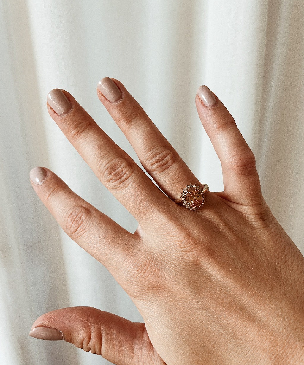 Statement Ring. Gouden ring. Klassieke ring. Subtiel sieraad. Gouden ring met steentje