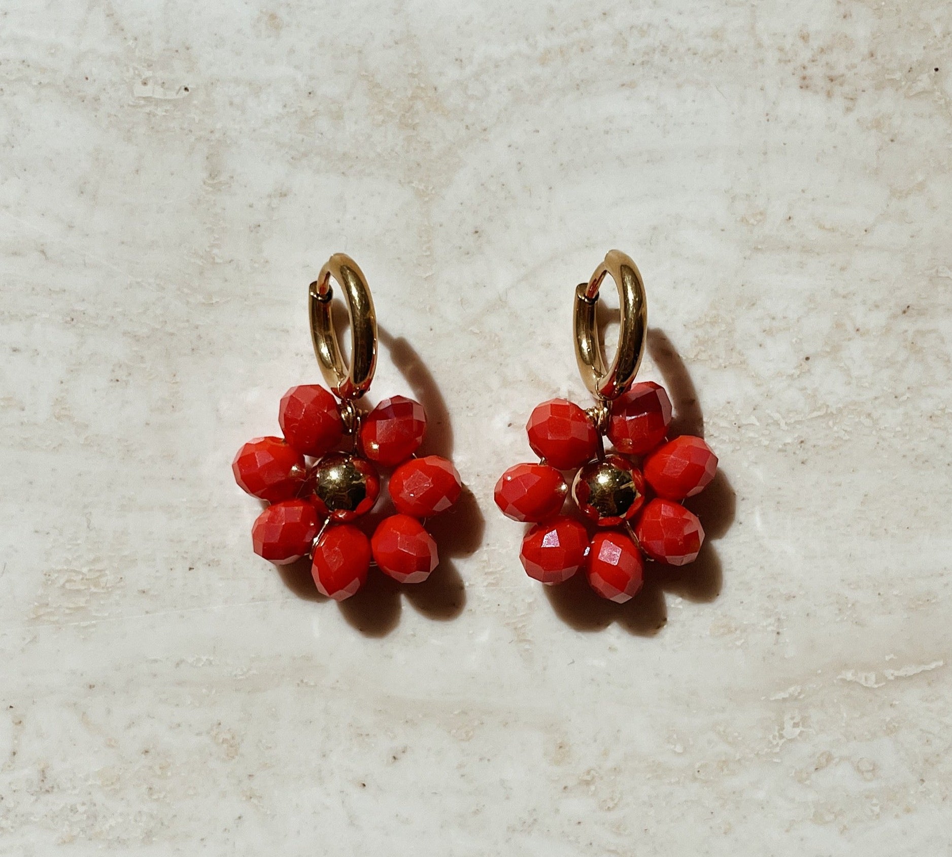 Rode oorbellen, rode bloem oorbellen, Rood kleurige oorbellen, Rode bloemen, Goud rode bloem oorbellen