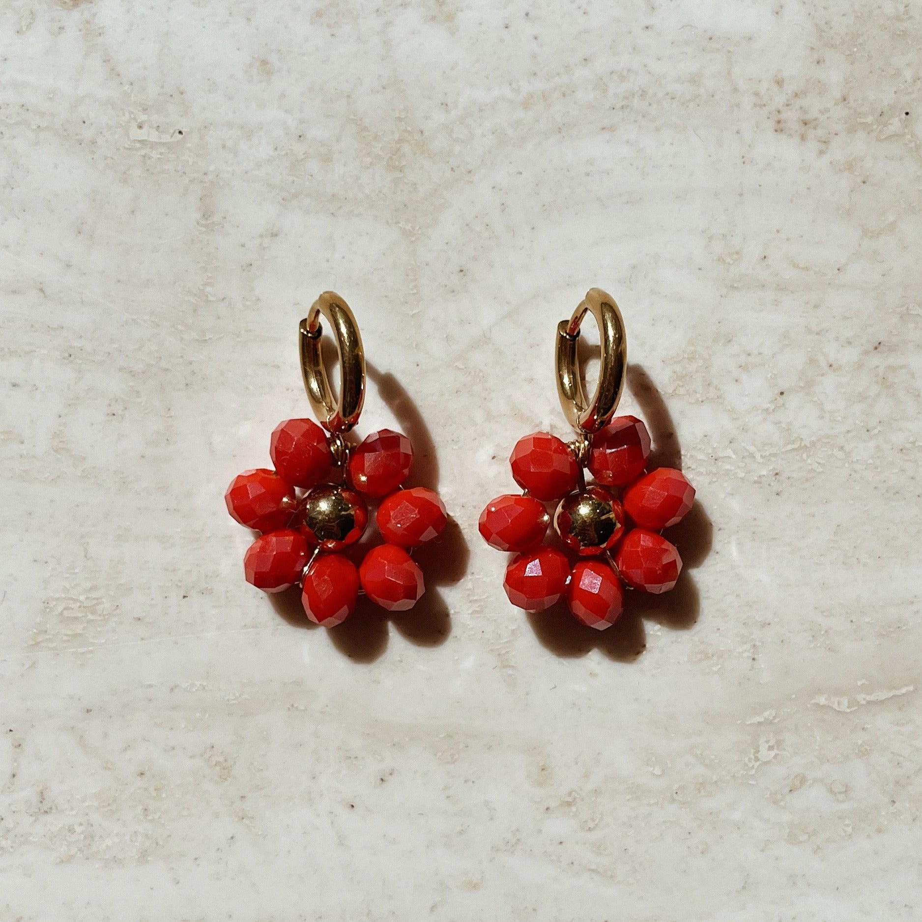 Rode oorbellen, rode bloem oorbellen, Rood kleurige oorbellen, Rode bloemen, Goud rode bloem oorbellen