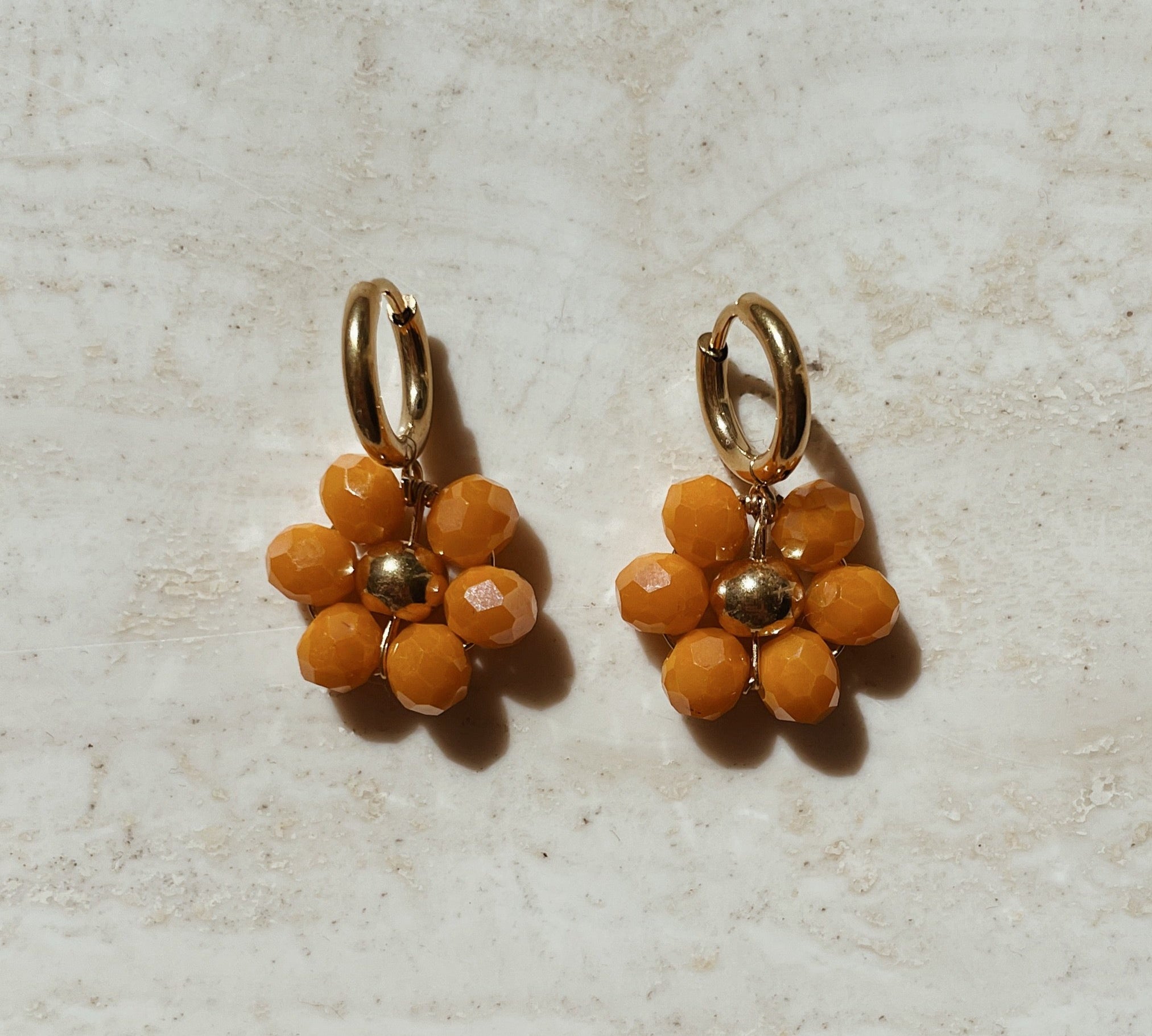 Oranje kleurige oorbellen, oranje bloem oorbellen, oranje oorbellen, oranje kleurige oorbellen, goud oranje oorbellen, koningsdag oorbellen, koningsdag oranje oorbellen goud