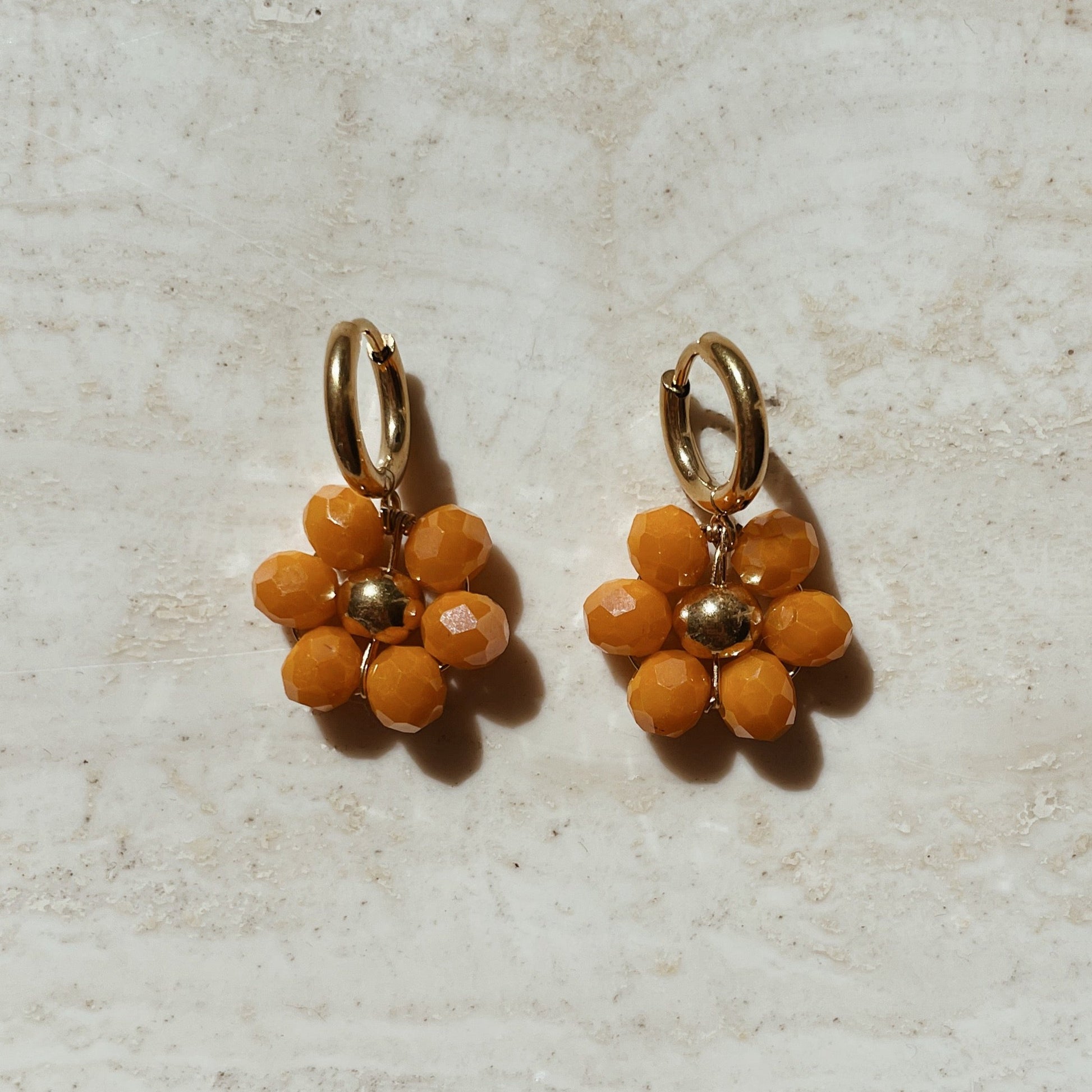 Oranje kleurige oorbellen, oranje bloem oorbellen, oranje oorbellen, oranje kleurige oorbellen, goud oranje oorbellen, koningsdag oorbellen, koningsdag oranje oorbellen goud